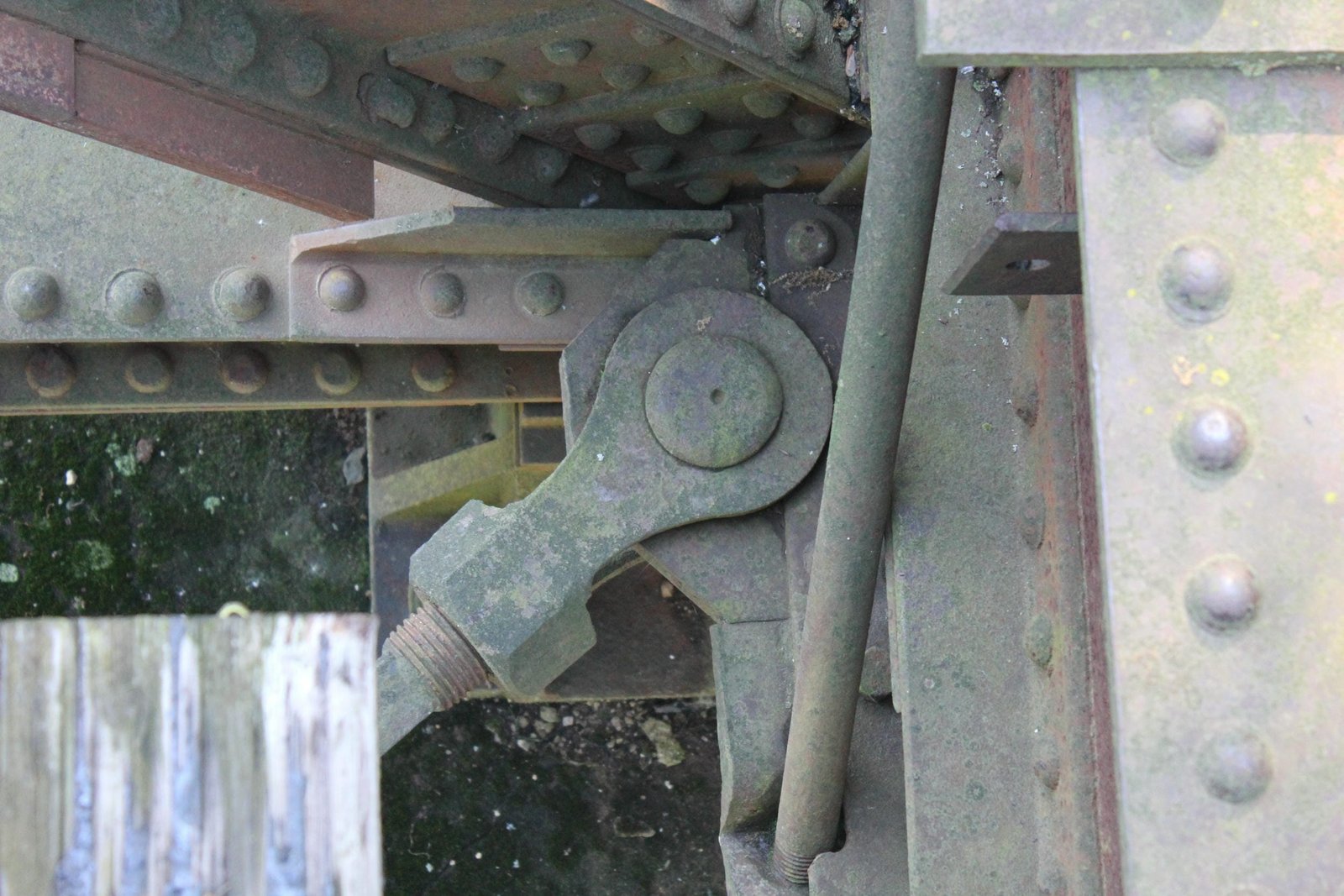 Detail of lower lateral bracing connection to floorbeam